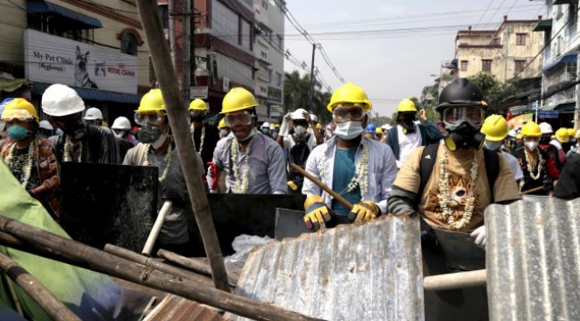 Myanmar'da polis, protestoculara ateş açtı