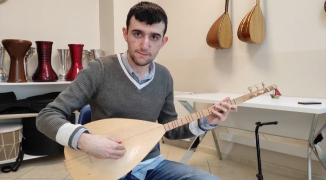 Otizmli müzik dehası Murat, 10 enstrüman çalıyor