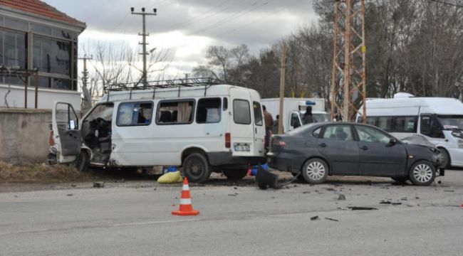 Otomobil ile minibüs çarpıştı