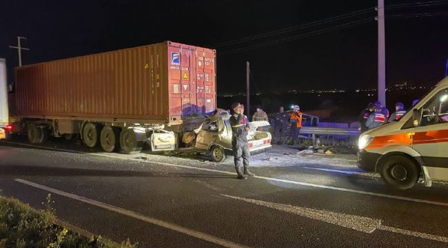 OTOMOBİL TIRA ÇARPTI