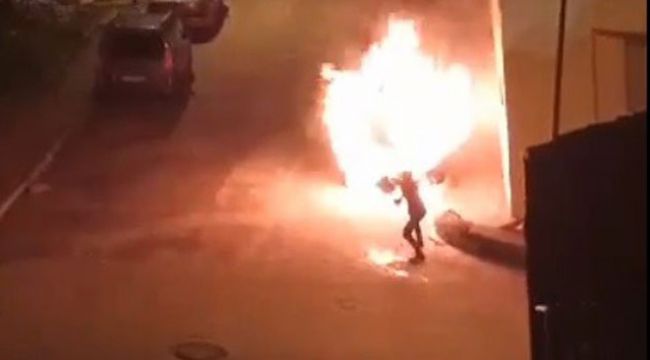 Park halinde bir anda alev alan araca sahibi kova kova su taşıdı