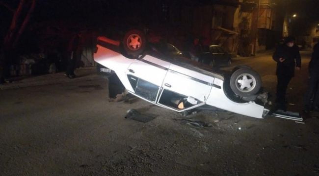 Park halindeki römorka çarpan otomobil takla attı