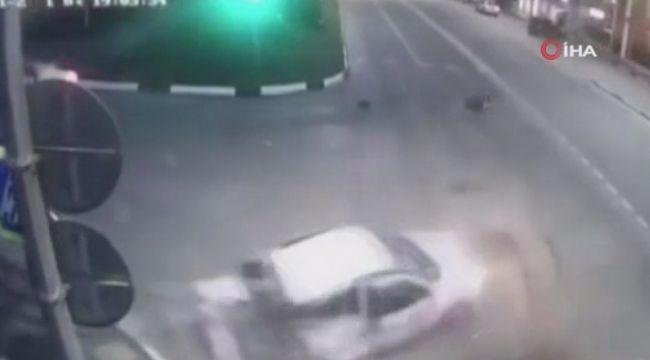 Rusya'da kaza yapan araç ortadan ikiye bölündü