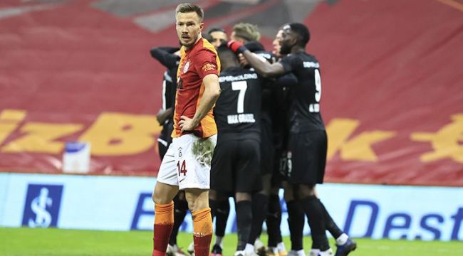 Sarı kırmızılılarda ilk ayrılık kararı belli oldu