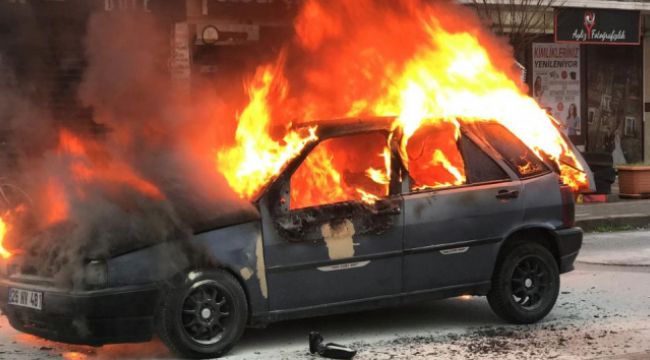 Seyir halindeki otomobil alev alev yandı