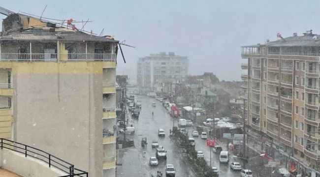 Şiddetli rüzgarda 7 katlı binanın çatısı uçtu