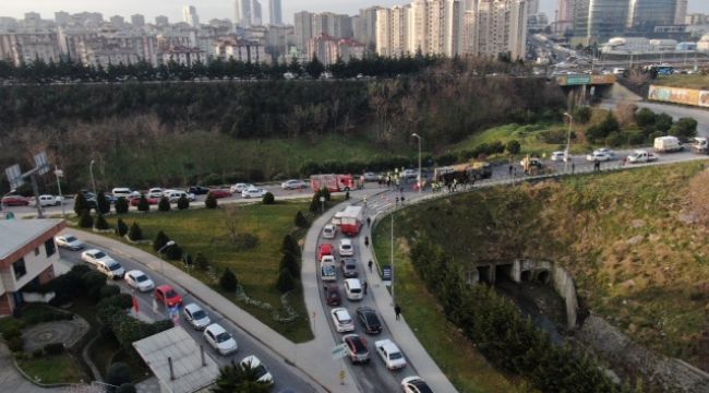 Ümraniye'de beton yüklü kamyon devrildi