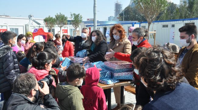 Üniversite öğrencilerinden depremzede çocuklara oyuncak