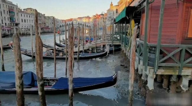 Venedik'te su çekildi, gondollar çamura saplandı