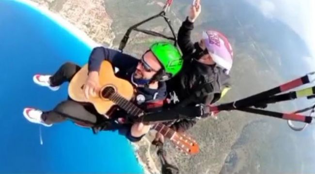 Yamaç paraşütü ile uçarken gitar çaldı