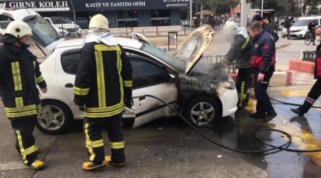 Yanan aracın sürücüsü canını son anda kurtardı