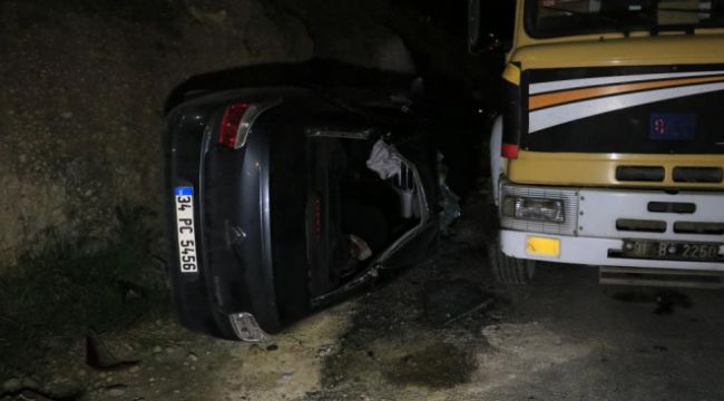 Adana'da otomobil şantiyeye devrildi