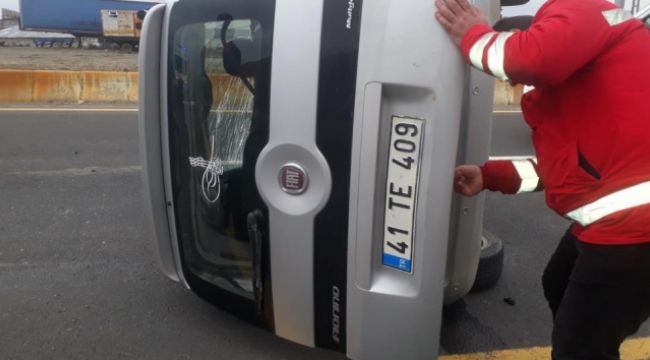 Ağrı'da elektrik direğine çarpan araç kaza yaptı