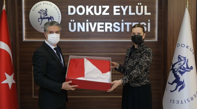 Anıtkabir'de dalgalanan Türk bayrağı DEÜ'de sergilenecek
