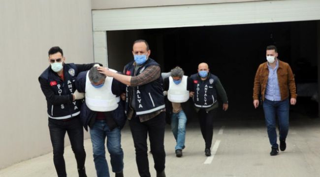 Antalya'da kan donduran cinayetin 2 şüphelisi adliyeye sevk edildi