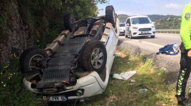 Antalya'da otomobil devrildi