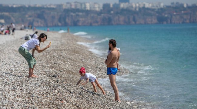 Antalya'da sahiller turistlere kaldı