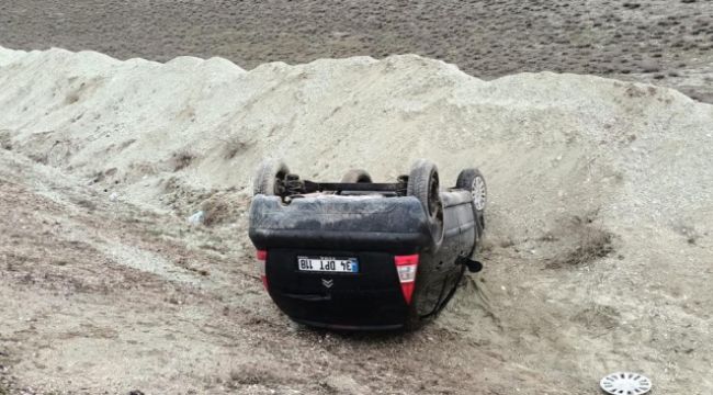 Aracın takla attığı kazadan yara almadan kurtuldu