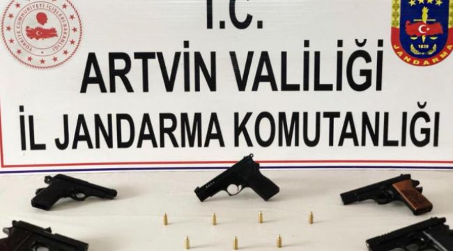 Artvin'de durdurulan araçta 5 adet ruhsatız tabanca ele geçirildi