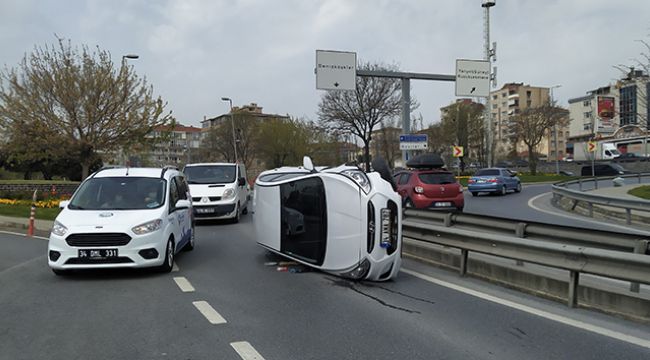 Avcılar'da bariyerlere çarpan otomobil yattı