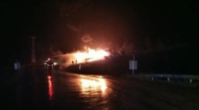 Bozyazı'da seyir halindeki tır alev topuna döndü