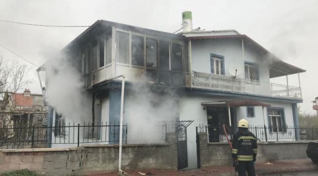 Çakmakla perdeyi tutuşturan çocuk evi yaktı