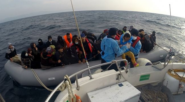 Çanakkale açıklarında 54 düzensiz göçmen kurtarıldı