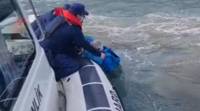 Çanakkale'de teknesi batan şahıs kurtarıldı