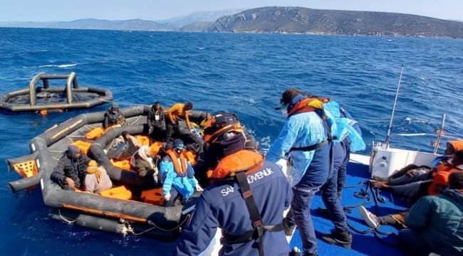 ÇEŞME AÇIKLARINDA DÜZENSİZ GÖÇMENLER KURTARILDI