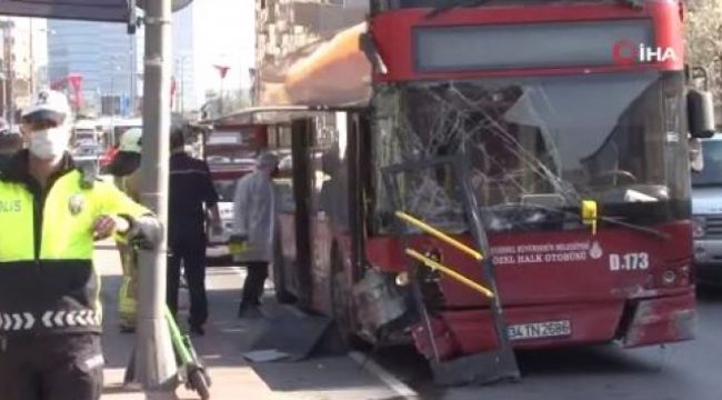 Çift katlı belediye otobüsü bariyerlere çarptı