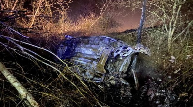 Dereye devrilen otomobilde öldü; bagajda uyuşturucu hap bulundu