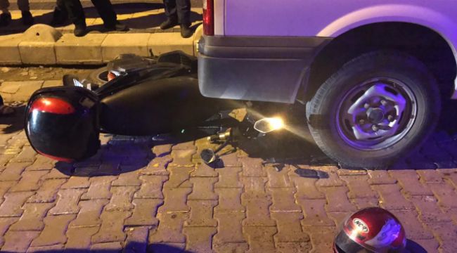 Direksiyon hakimiyetini kaybeden motosikletli minibüsün altına girdi