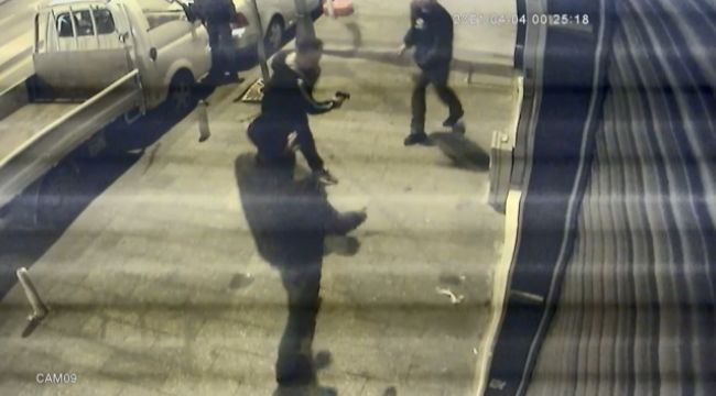 Döner bıçağıyla saldıran genci tabancayla vurdu