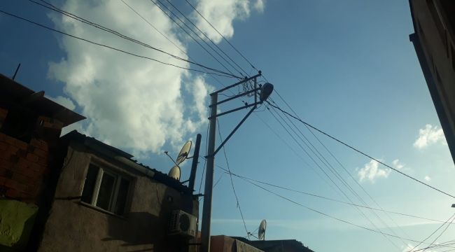 ELEKTRİK DİREĞİNDEN DÜŞEN ŞAHIS YARALANDI