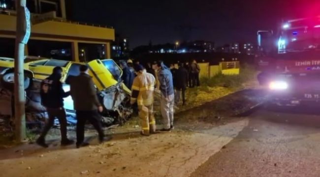 ELEKTRİK DİREĞİNE ÇARPAN SÜRÜCÜ ÖLDÜ