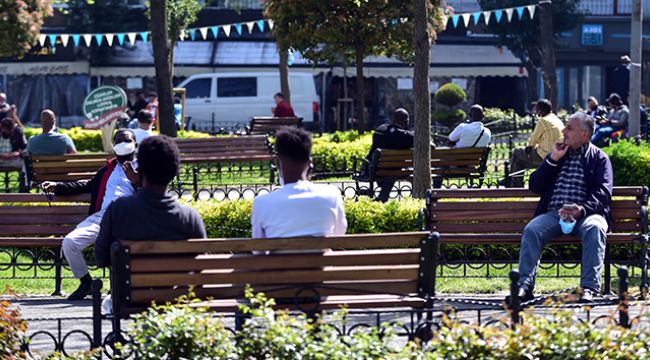 Fatih'te kısıtlamaya uymayanlar parkları doldurdu