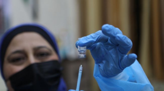 Filistin'de öğretmenlerin Covid-19 aşılanması başladı