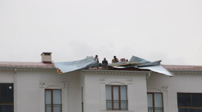 Fırtınadan bir çok evin çatısı uçtu