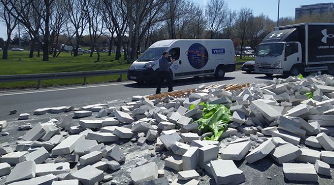 Gaz beton döküldü, yol tek şeride düştü