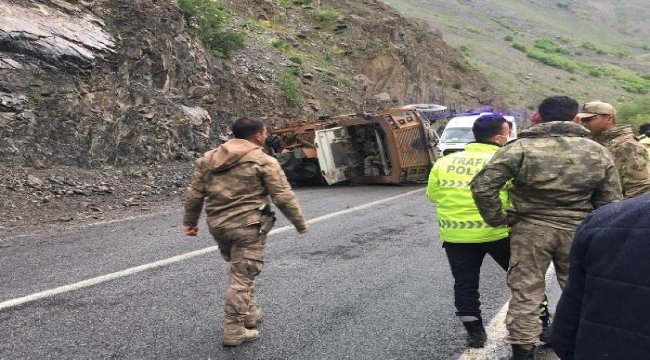 Hakkari- Van yolunda askeri araç devrildi: 3 asker yaralı