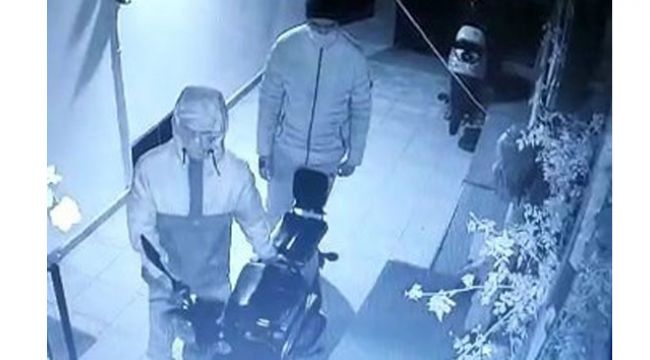 Hem yasağı deldiler hem de rahat tavırlarla motosikleti çaldılar