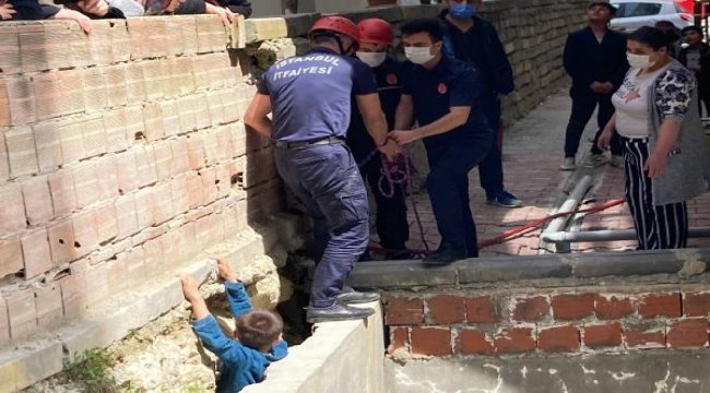 İki duvar arasına sıkışan çocuğu itfaiye kurtardı