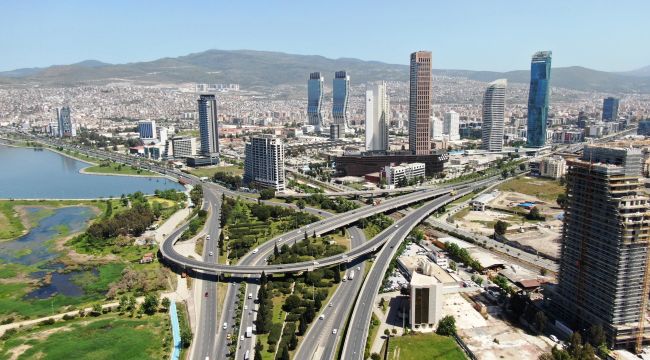 İZMİR CADDELERİ TAM KAPANMADA SAKİN KALDI