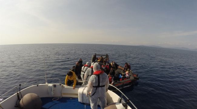 İZMİR'DE 59 DÜZENSİZ GÖÇMEN KURTARILDI