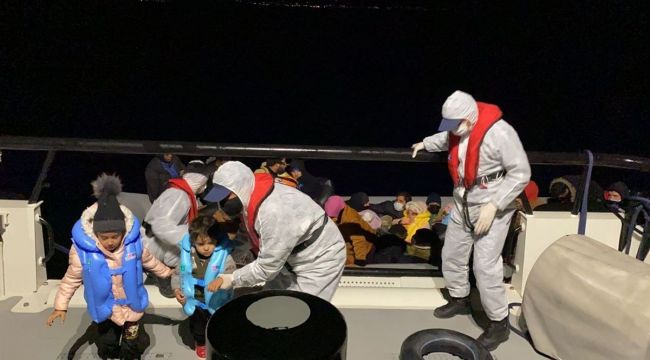 İZMİR'DE DÜZENSİZ GÖÇMENLER KURTARILDI