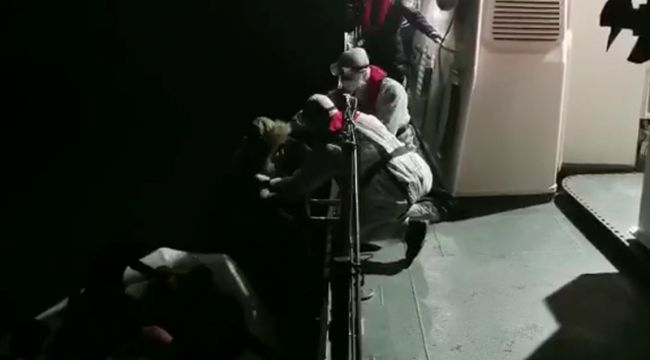 İZMİR'DE DÜZENSİZ GÖÇMENLER KURTARILDI