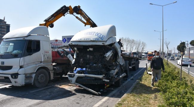 İZMİR'DE İKİ TIR ÇARPIŞTI
