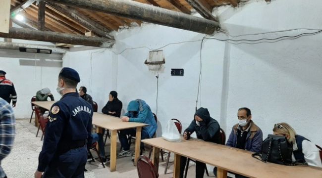 Jandarmadan kumar oynanan tavuk çiftliğine baskın