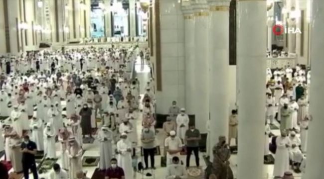 Kabe'de ilk teravih namazı Covid-19 önlemleri altında kılındı