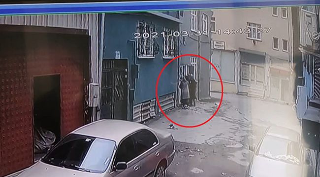 Kadın hırsızlar kredi kartı ile girdikleri evden servet götürdü